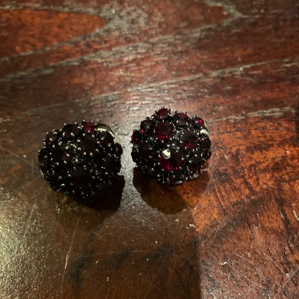 Zofie Angelic small clip on earrings red